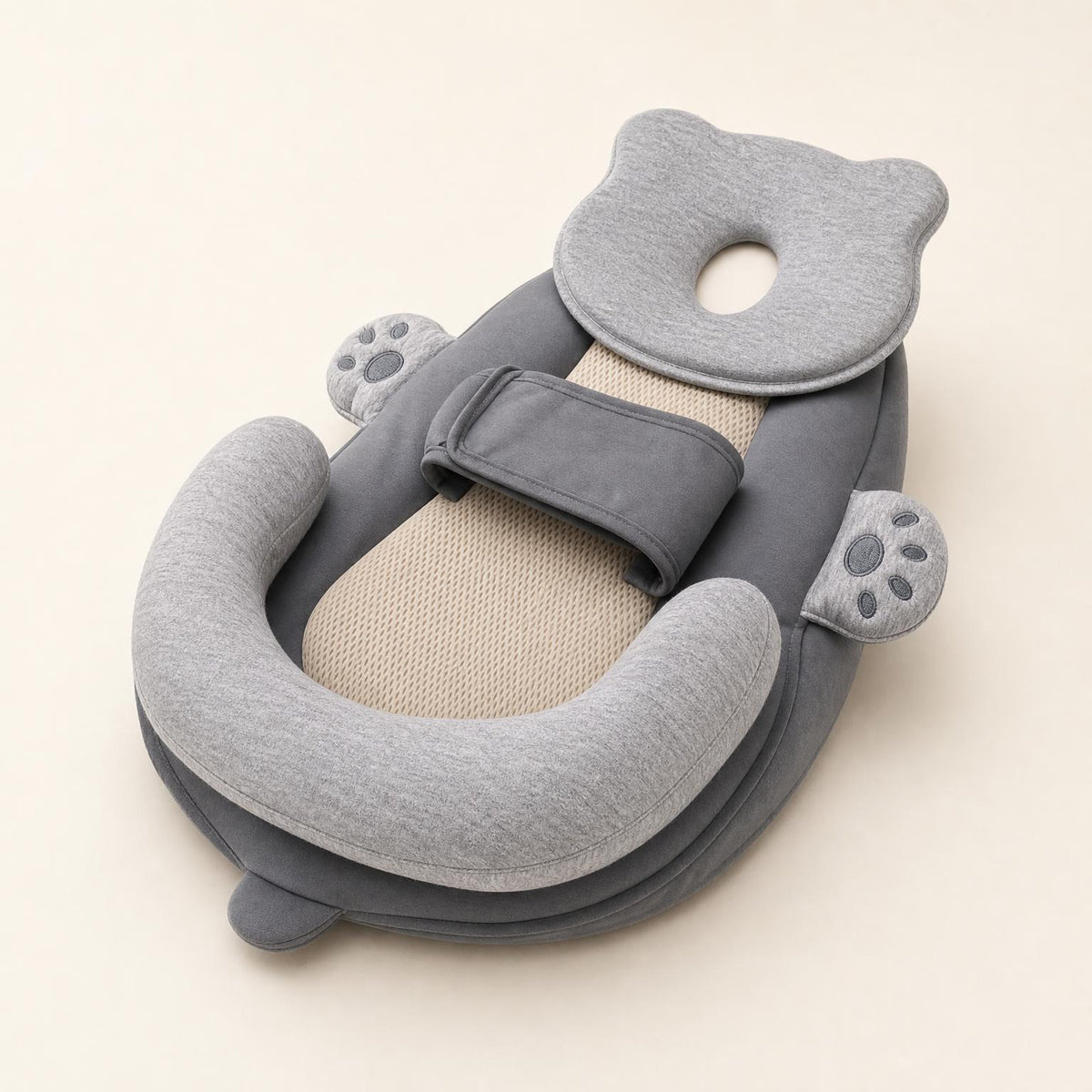 Almohada inclinada Grivena para las tomas del bebé, vista tres cuartos