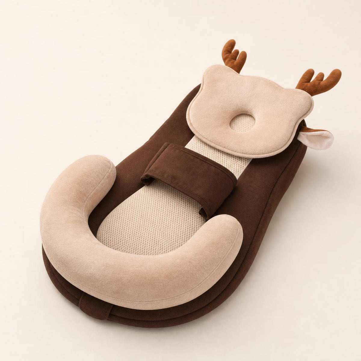 Almohada inclinada Grivena modelo Ciervito marrón, vista tres cuartos
